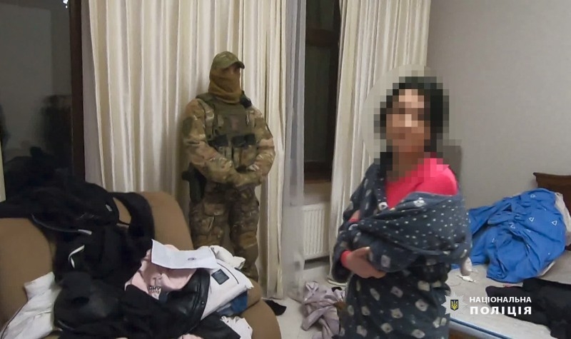 В Одессе разоблачили женщину, которая втягивала девушек в проституцию
