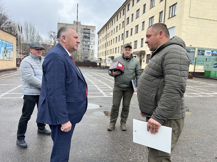 Жінки з Одещини взяли ініціативу у свої руки і передали на фронт чоловікам позашляховик