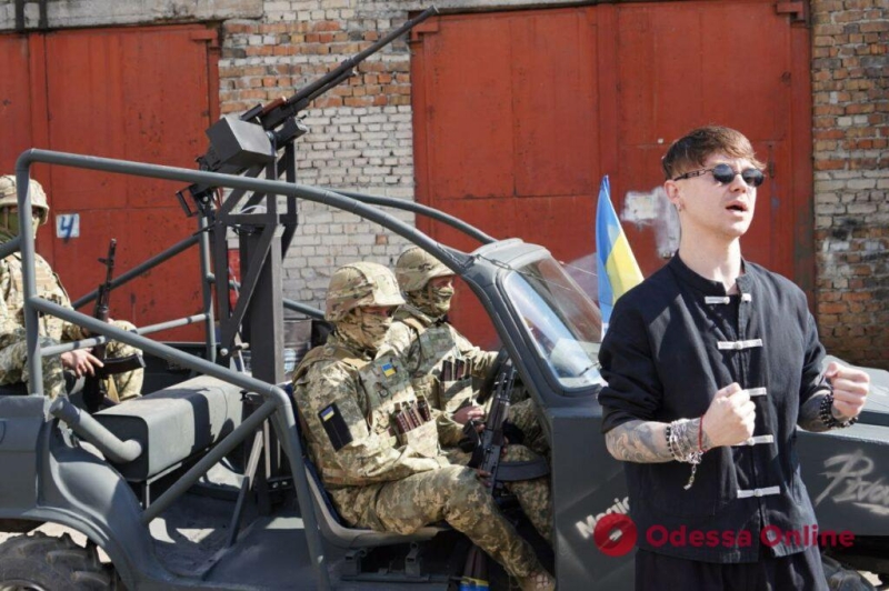 Багги для одесских сил ПВО: знаменитый исполнитель передал военным автомобиль