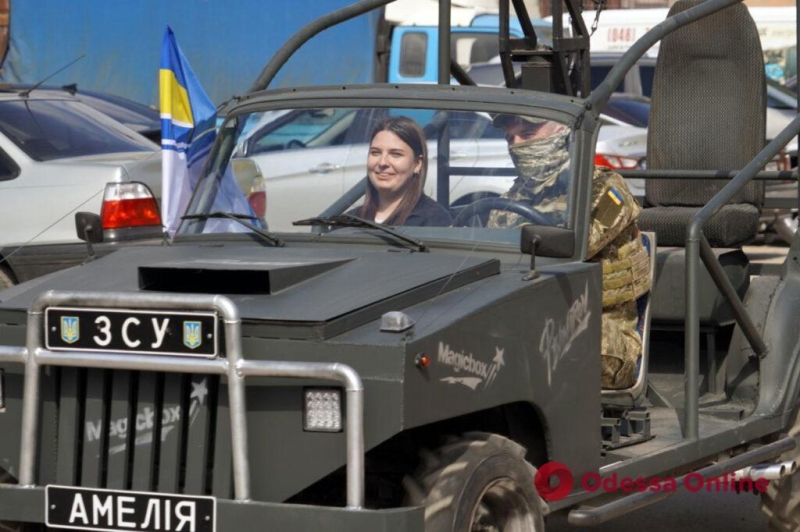 Багги для одесских сил ПВО: знаменитый исполнитель передал военным автомобиль