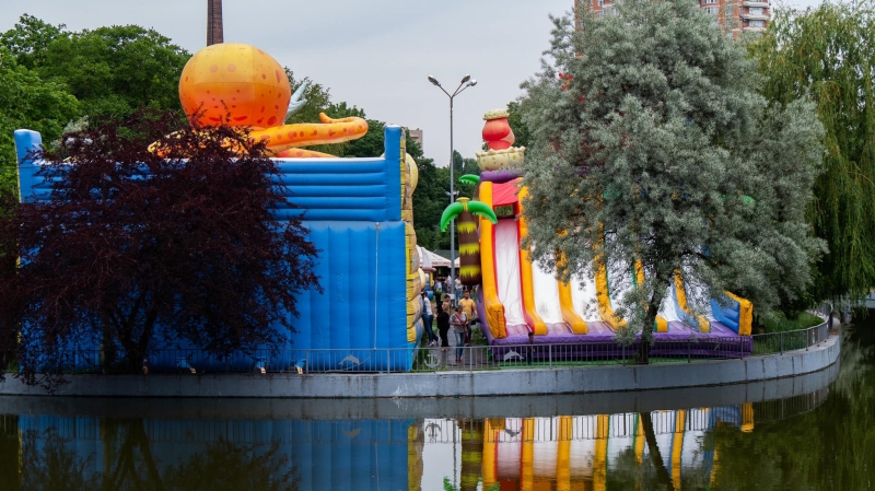 Дитячі батути і огорожі: у парку Перемоги зафіксували порушення (фото)