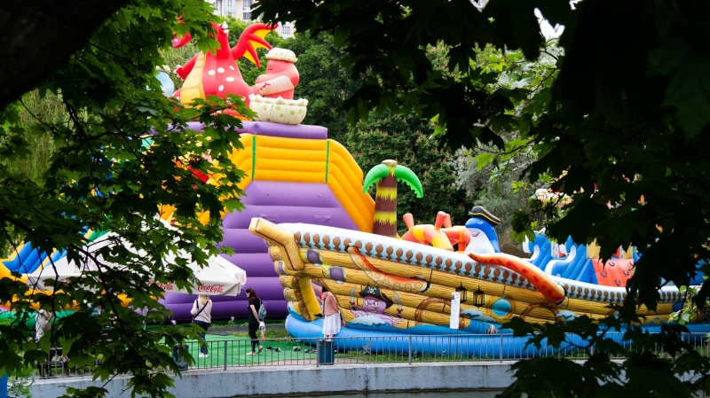 Дитячі батути і огорожі: у парку Перемоги зафіксували порушення (фото)