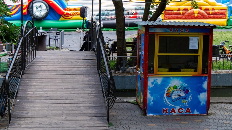 Дитячі батути і огорожі: у парку Перемоги зафіксували порушення (фото)