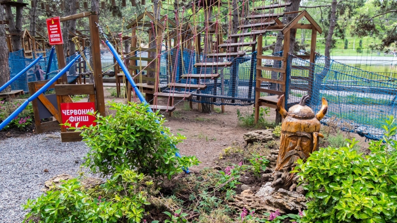Дитячі батути і огорожі: у парку Перемоги зафіксували порушення (фото)