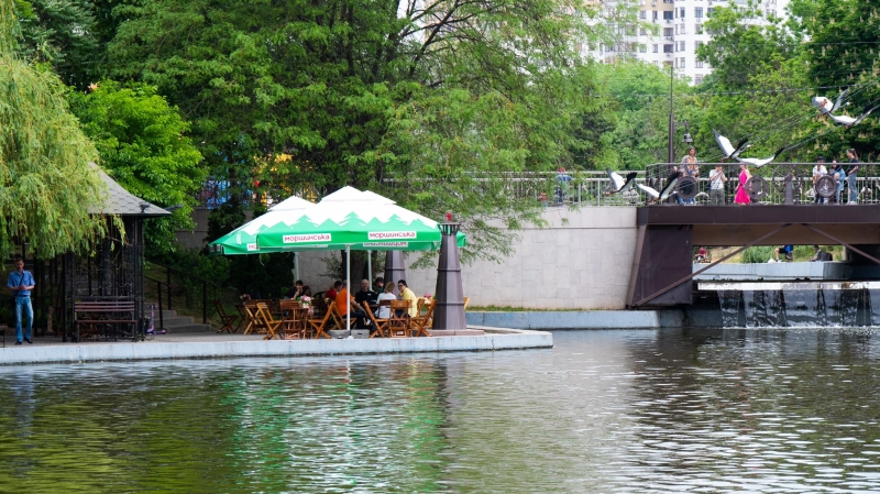Дитячі батути і огорожі: у парку Перемоги зафіксували порушення (фото)