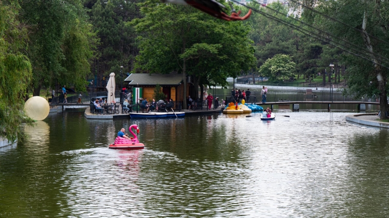 Дитячі батути і огорожі: у парку Перемоги зафіксували порушення (фото)