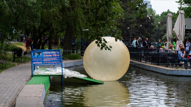 Дитячі батути і огорожі: у парку Перемоги зафіксували порушення (фото)