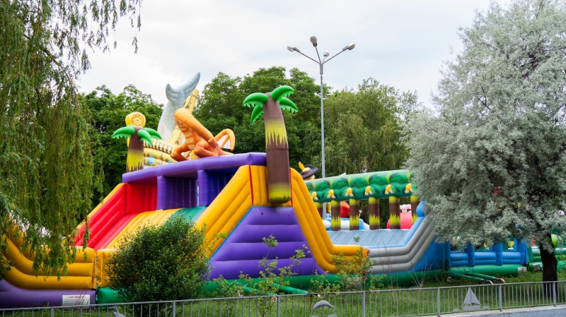 Дитячі батути і огорожі: у парку Перемоги зафіксували порушення (фото)