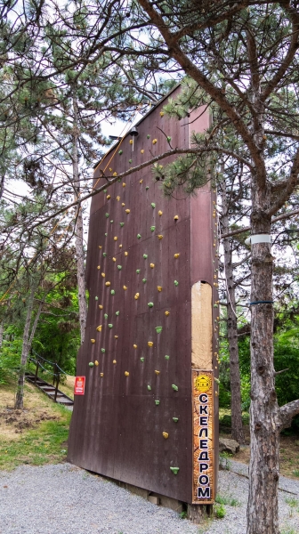 Дитячі батути і огорожі: у парку Перемоги зафіксували порушення (фото)