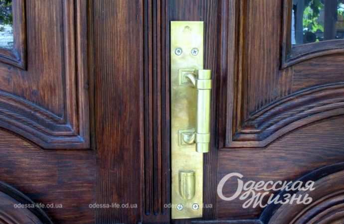 Красота на Дегтярной: в Одессе преобразили еще одну старинную дверь 