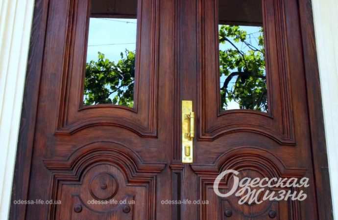Красота на Дегтярной: в Одессе преобразили еще одну старинную дверь 