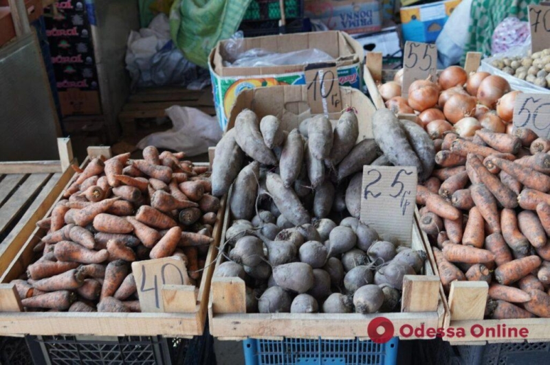 Молодой картофель, кабачки и киви: субботние цены на одесском «Привозе»