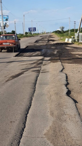 На одном из участков автодороги «Струмок – Шевченково – Килия» производится ямочный ремонт покрытия