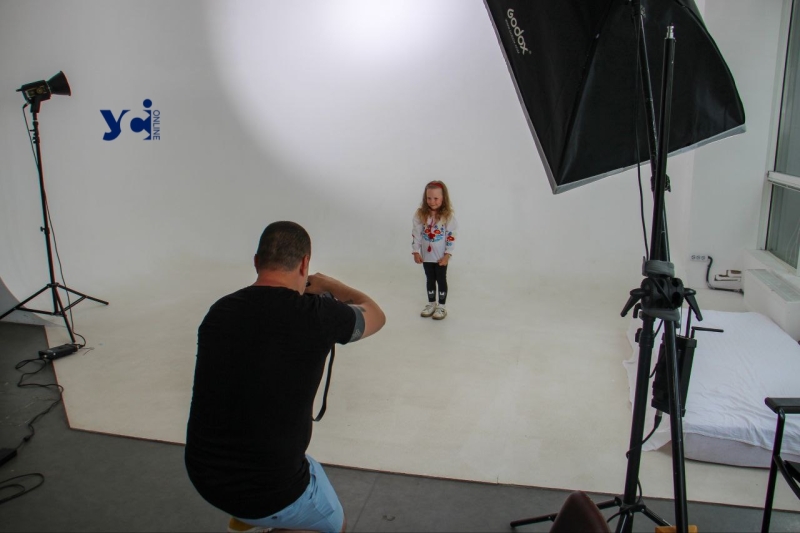 Одесити влаштували для переселенців фотосесію в День вишиванки (фото, відео)