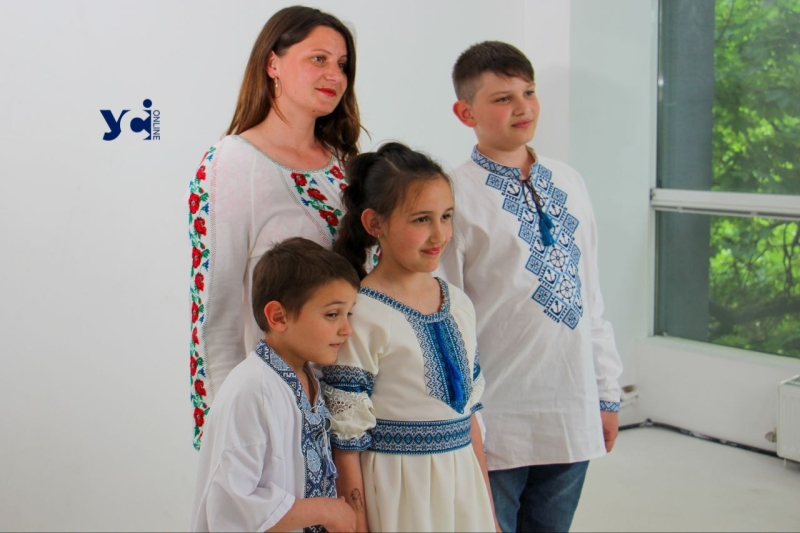 Одесити влаштували для переселенців фотосесію в День вишиванки (фото, відео)