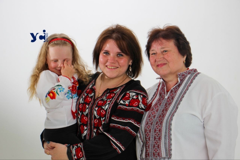 Одесити влаштували для переселенців фотосесію в День вишиванки (фото, відео)