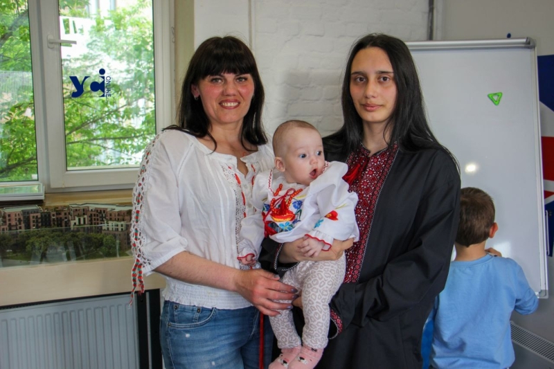 Одесити влаштували для переселенців фотосесію в День вишиванки (фото, відео)