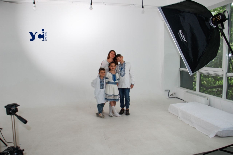 Одесити влаштували для переселенців фотосесію в День вишиванки (фото, відео)