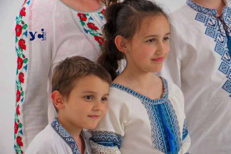 Одесити влаштували для переселенців фотосесію в День вишиванки (фото, відео)