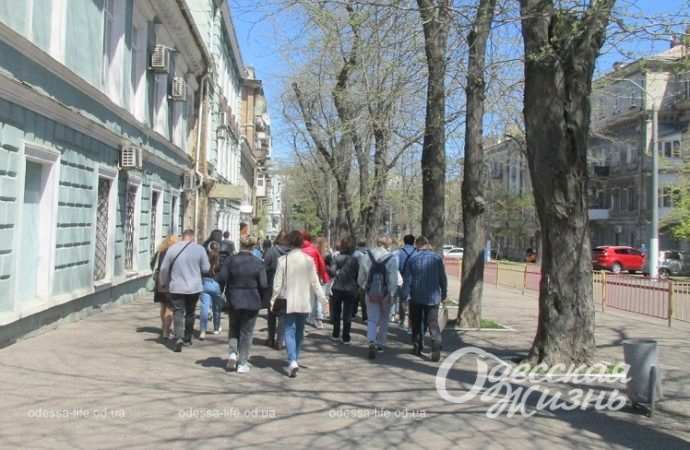 Почти лето: первый майский выходной на улицах Одессы (фоторепортаж)