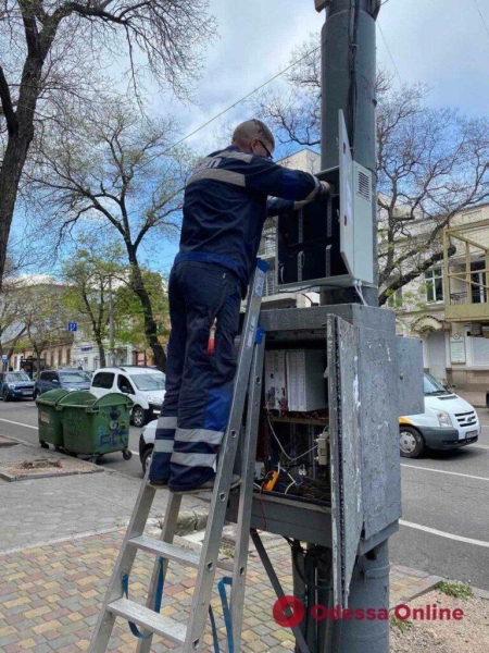 Светофоры в Одессе на Пушкинской теперь могут работать в условиях блэкаута