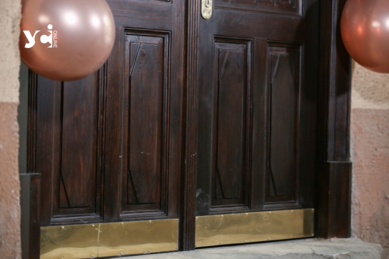 У центрі Одеси відреставрували старовинні двері (фото)