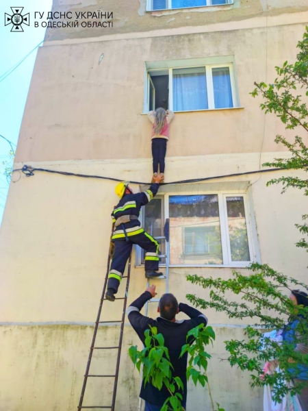 У місті на Одещині дівчинку врятували від падіння з висоти (фото)