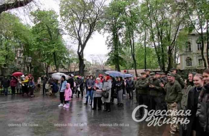 «Украина победит!»: ротонда одесского Горсада стала особой концертной площадкой (фоторепортаж)