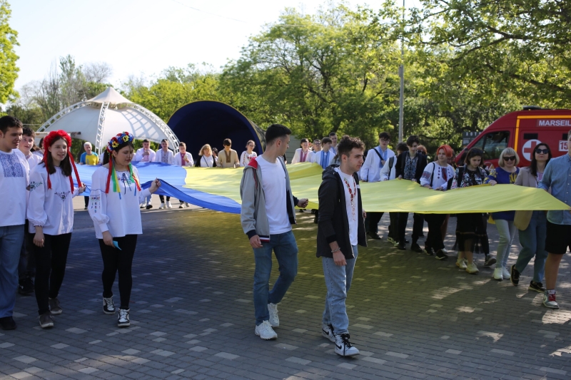 В Одесі відбулася Вишиванкова хода з 12-метровим прапором України (фото)