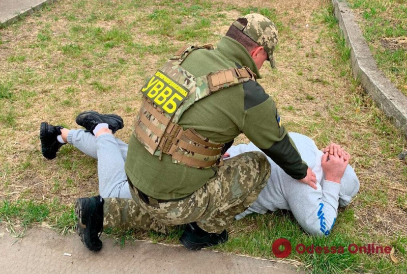 В Одесской области задержали наркодилера за продажу наркотиков военным
