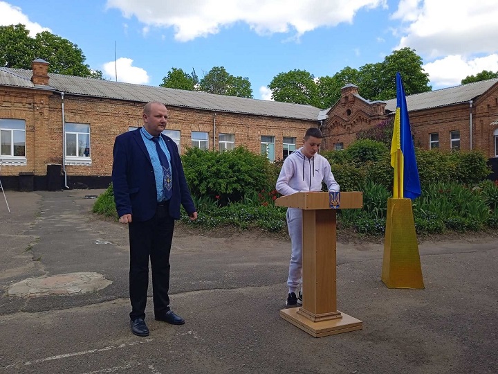 Вчитель фізики з Одещини 5 травня провів урок із 9 класом на шкільному подвір’ї