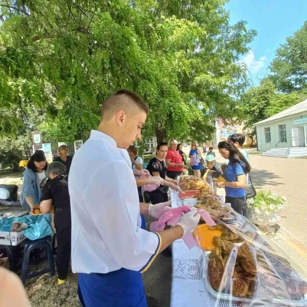 Булочки и патриотическое печенье: «Тарутинский профессиональный лицей» провел благотворительную ярмарку в поддержку ВСУ (фото)
