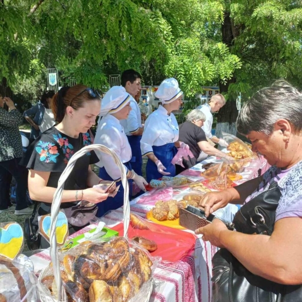 Булочки и патриотическое печенье: «Тарутинский профессиональный лицей» провел благотворительную ярмарку в поддержку ВСУ (фото)
