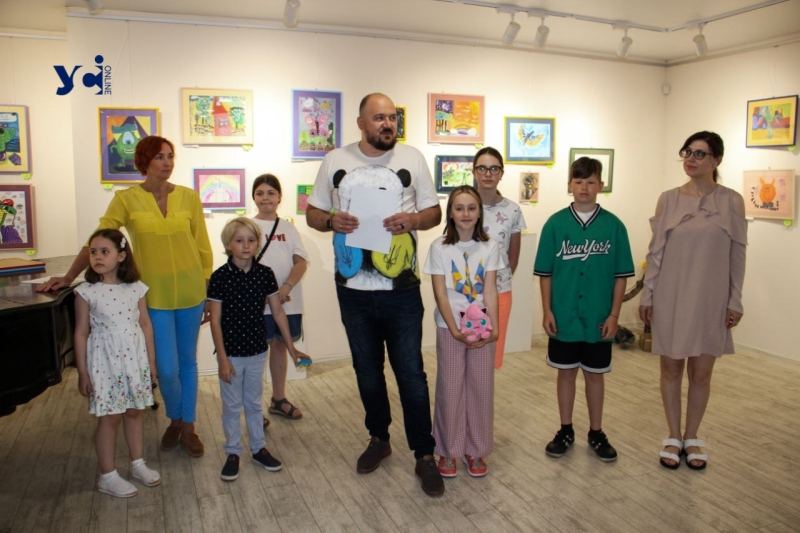 «Діти рятують життя»: в Одесі продають дитячі малюнки, щоб купити турнікети для ЗСУ (фото, відео)