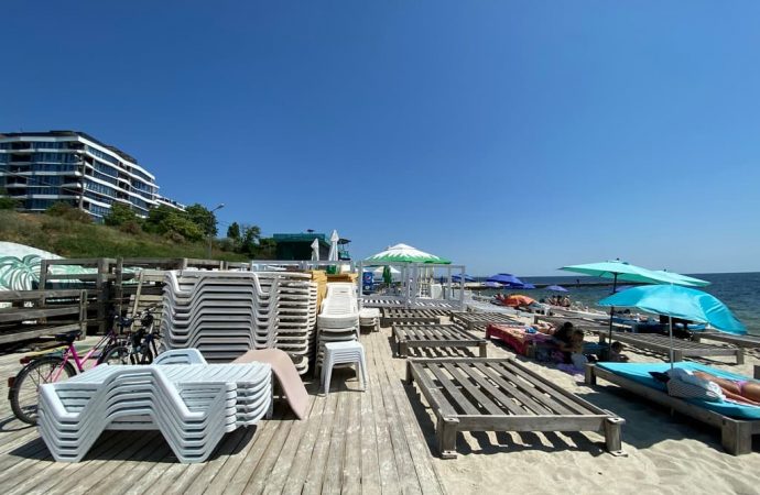 Как проходит летний сезон на пляжах Одессы: фоторепортаж от «Золотого берега» до «Ланжерона»