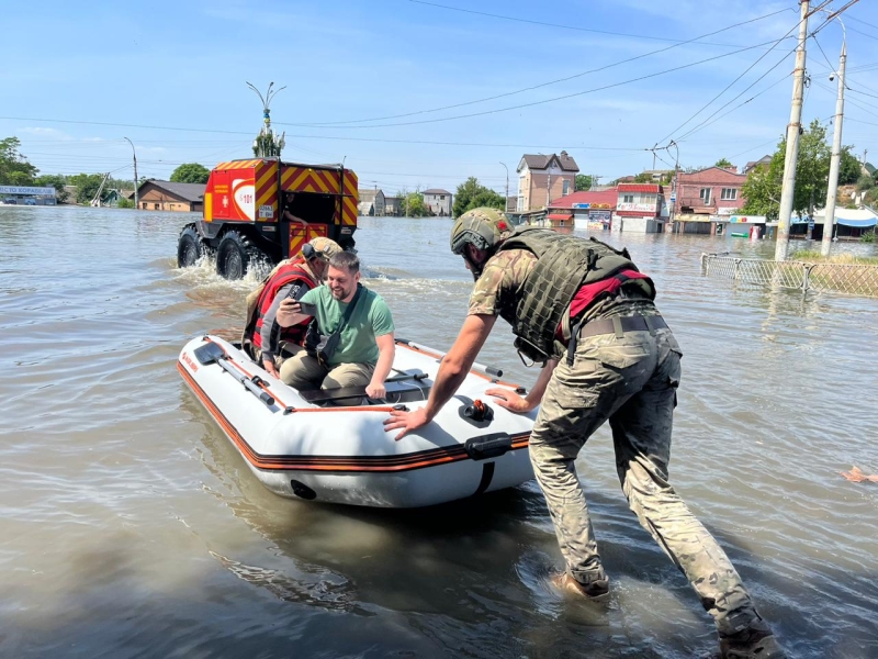 Нацгвардейцы из Одессы помогают пострадавшим в Херсонской области