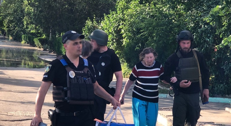 Одесские полицейские также эвакуируют жителей затопленных территорий