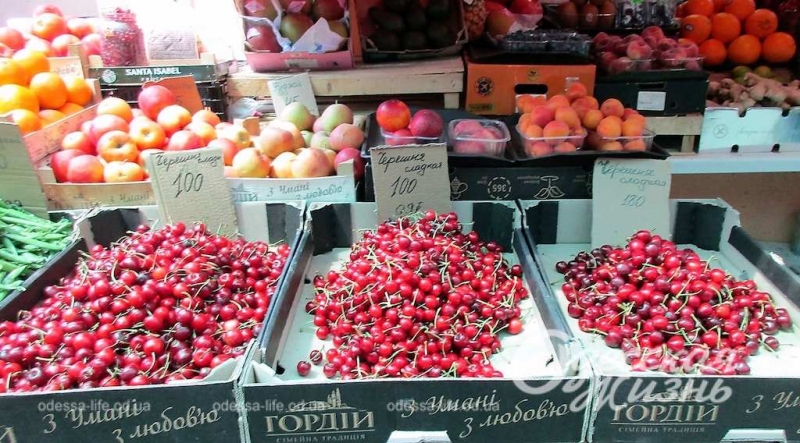 От картошки до черешни: цены на сезонные овощи-фрукты на одесском Новом базаре (фоторепортаж)