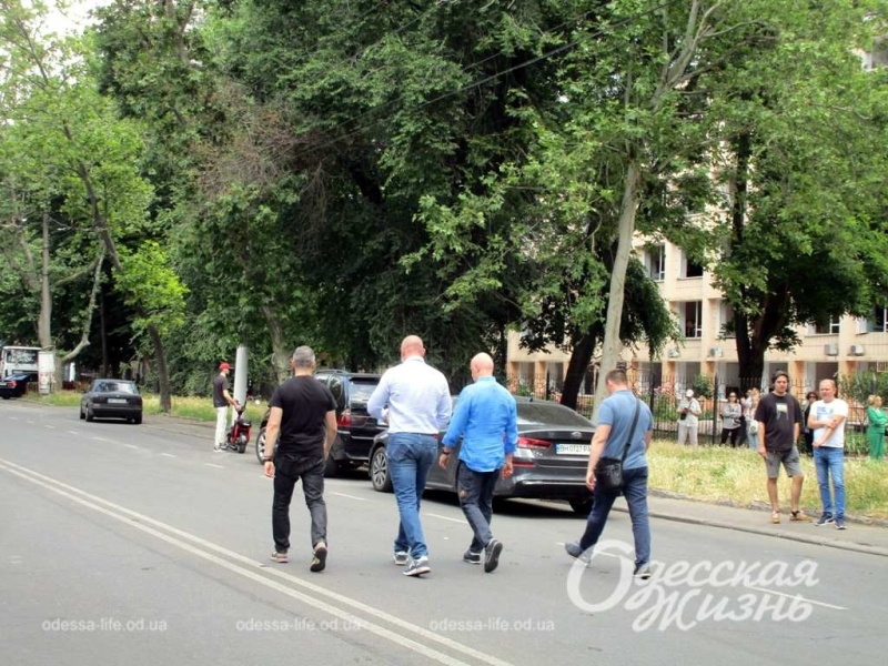 «Страшно смотреть!»: ситуация на одесском проспекте Шевченко после рашистского прилета (фоторепортаж)