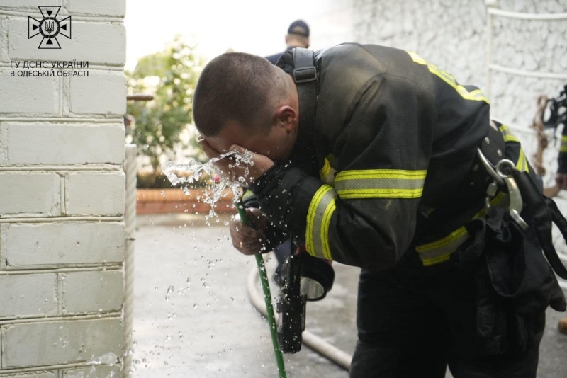 В Одесі спалахнув непрацюючий ресторан на узбережжі (фото)
