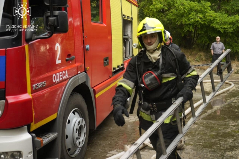 В Одесі спалахнув непрацюючий ресторан на узбережжі (фото)