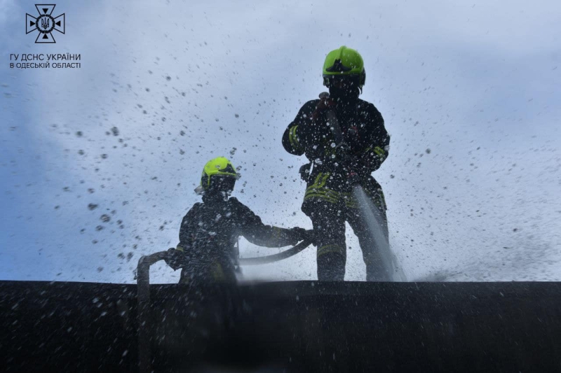 В Одесі спалахнув непрацюючий ресторан на узбережжі (фото)