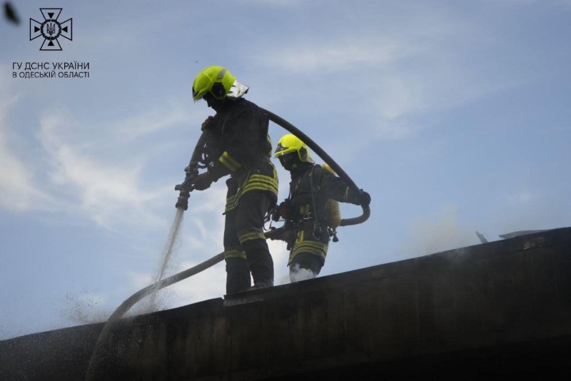 В Одесі спалахнув непрацюючий ресторан на узбережжі (фото)