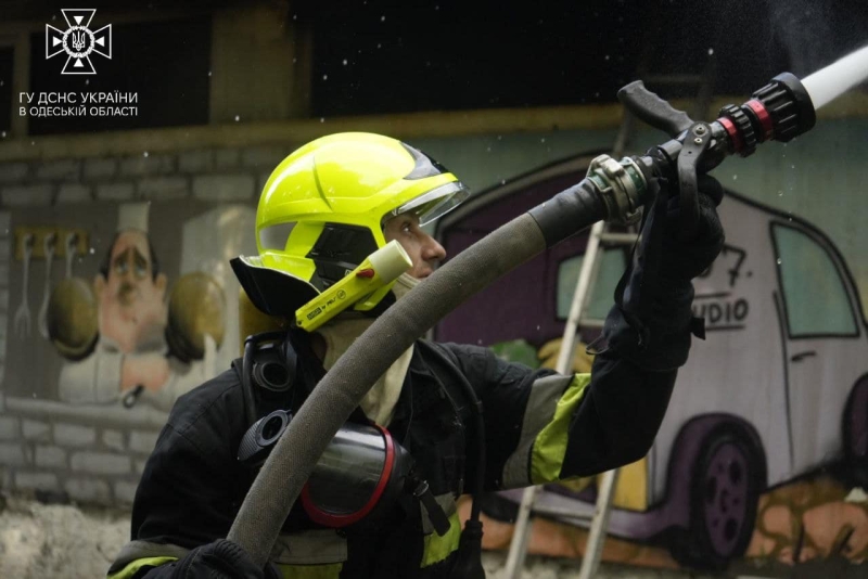 В Одесі спалахнув непрацюючий ресторан на узбережжі (фото)