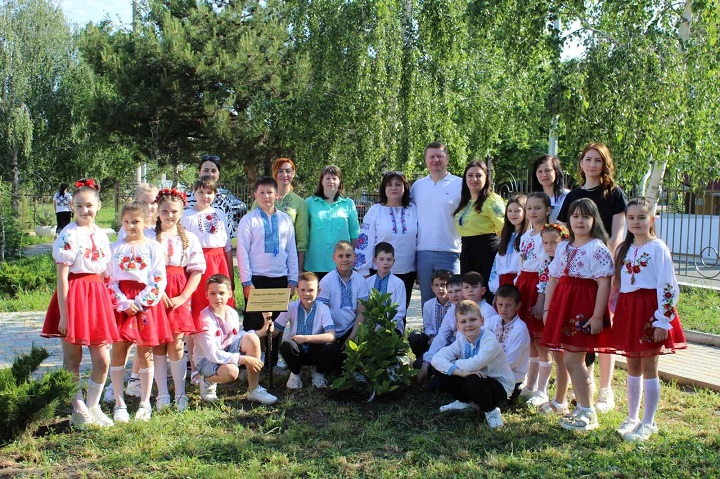 В Одеській області на Алеї випускників шкіл посадили перше дерево