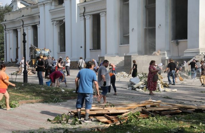 «Это какой-то сюр!»: Соборная площадь после «прилета» 23 июля (фоторепортаж)