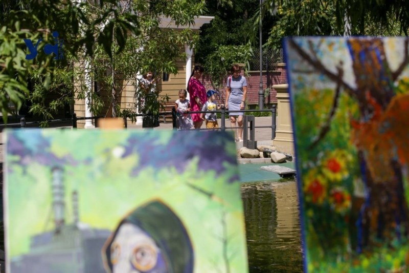 «Непереможні, Одеса – Херсон – артнаступ»: в Одеському зоопарку підтримали херсонський театр Куліша (фото, аудіо)