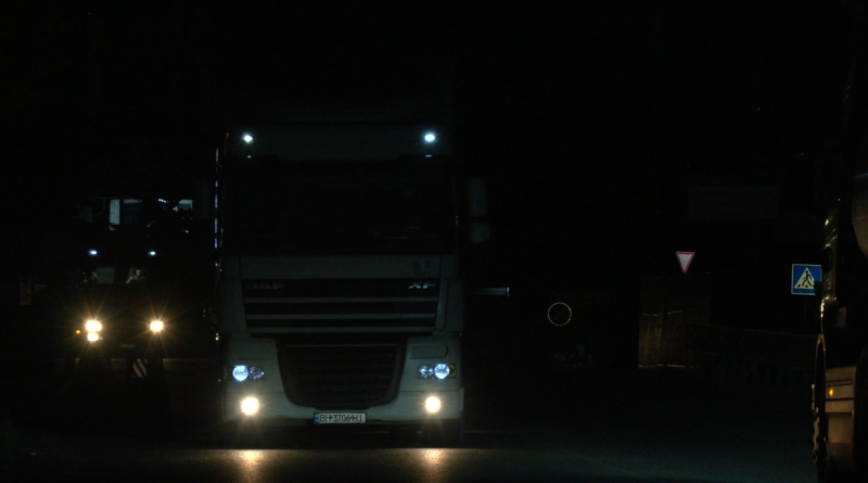 Нічні перепустки для вантажівок: як працює обмеження руху на трасах Одещини (фото)