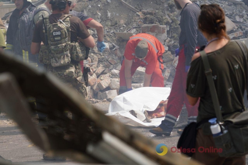 Ночная атака россиян: в Одессе из-под завалов вытащили тело погибшего парня (обновлено)