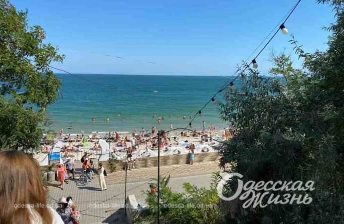 Одесские пляжи в предпоследний июльский день: холодная вода и чистые туалеты (фоторепортаж)